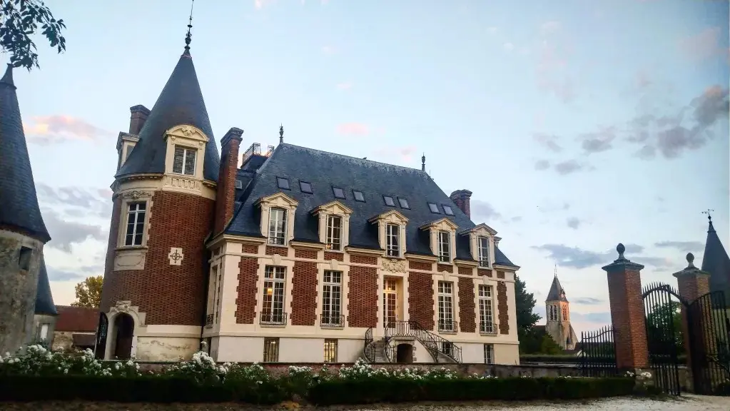 Salle de bal lumineuse restaurée au Château de la Houssière
