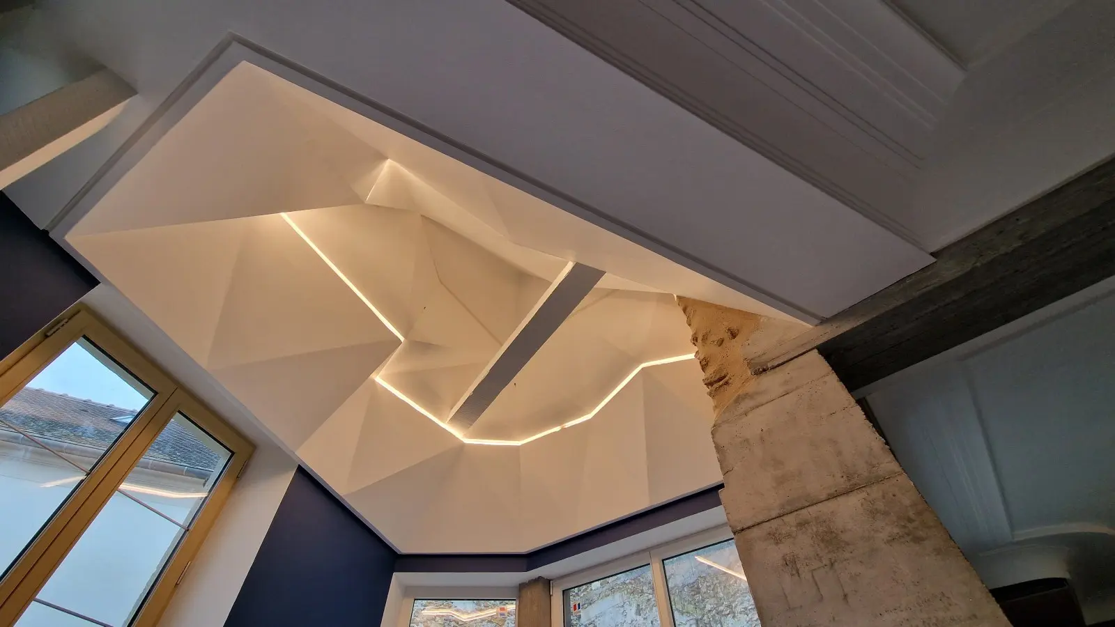 Plafond géométrique contemporain dans un bâtiment ancien